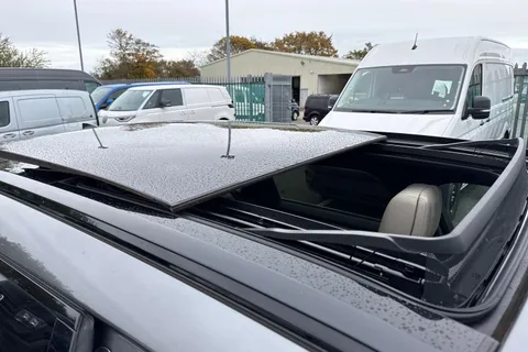 OV19XJY Land Rover Range Rover Velar 2.0 D240 R-Dynamic HSE Auto 4WD Euro 6 (s/s) 5dr Thumbnail #48