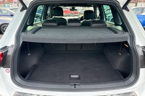 ET18HJO Volkswagen Tiguan 2.0 TDI R-Line DSG 4Motion Euro 6 (s/s) 5dr Thumbnail #10