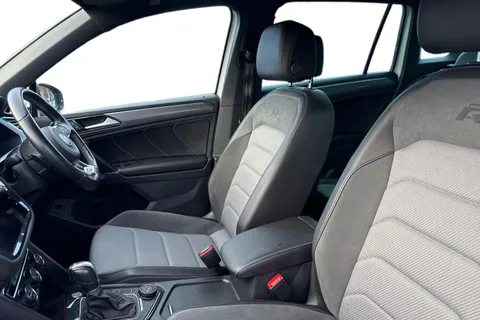 ET18HJO Volkswagen Tiguan 2.0 TDI R-Line DSG 4Motion Euro 6 (s/s) 5dr Thumbnail #11