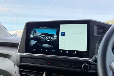 DG25EYP Volkswagen Transporter 2.0 TDI 110 Commerce Plus Van Thumbnail #23