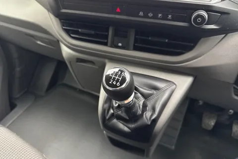 CX25LYK Volkswagen Transporter 2.0 TDI 110 Commerce Plus Van Thumbnail #21