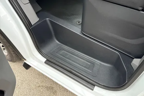 CX25LXY Volkswagen Transporter 2.0 TDI 110 Commerce Plus Van Thumbnail #33