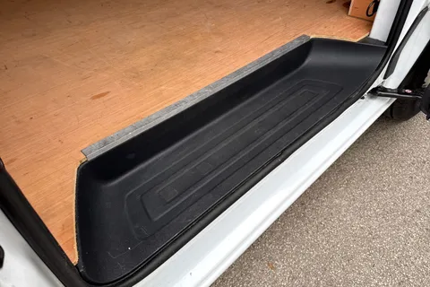 CX25LYK Volkswagen Transporter 2.0 TDI 110 Commerce Plus Van Thumbnail #32