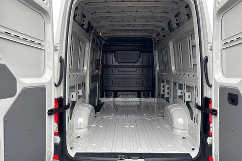 CX75KHF Volkswagen Crafter 2.0 TDI CR30 Commerce Panel Van 5dr Diesel Manual FWD MWB Euro 6 (s/s) (140 ps) Thumbnail #7