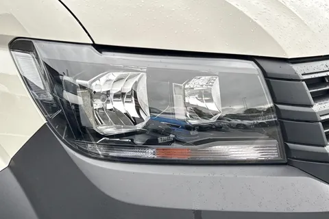 CX75KHF Volkswagen Crafter 2.0 TDI CR30 Commerce Panel Van 5dr Diesel Manual FWD MWB Euro 6 (s/s) (140 ps) Thumbnail #9