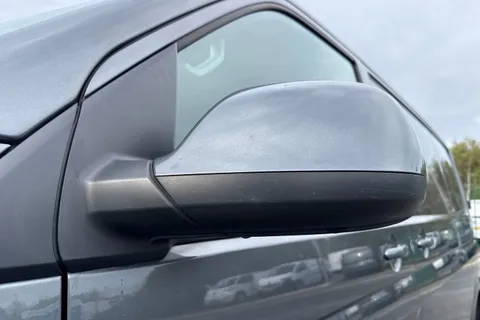 DG74ENF Volkswagen Transporter 2.0 TDI 110 Highline Van Thumbnail #27