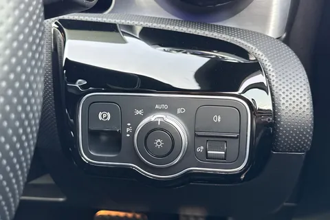 KU21OVB Mercedes-Benz A Class 2.0 A200d AMG Line (Premium 2) 8G-DCT Euro 6 (s/s) 5dr Thumbnail #43