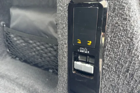 31 of 51 for Land Rover Range Rover Sport 3.0 P550e Autobiography 5dr