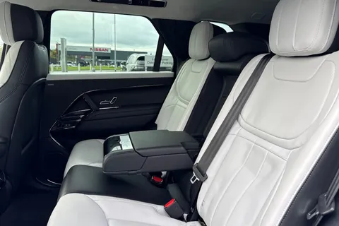 33 of 51 for Land Rover Range Rover Sport 3.0 P550e Autobiography 5dr