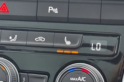 42 of 48 for Volkswagen T-Roc 1.5 TSI EVO Active 5dr DSG **PANORAMIC SUNROOF, REAR CAM**