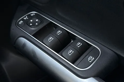 KS23NNG Mercedes-Benz Gla 1.3 GLA200 AMG Line Night Edition (Premium Plus) 7G-DCT Euro 6 (s/s) 5dr Thumbnail #36