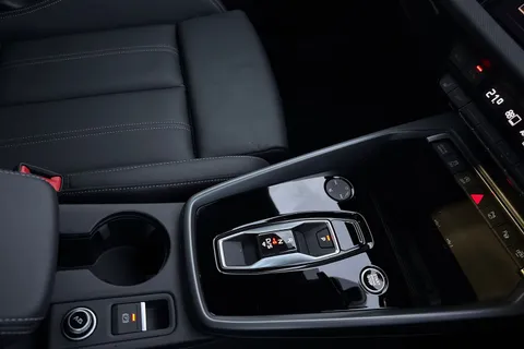 DA25EDJ Audi A3 Black Edition 35 TFSI 150 PS S tronic Thumbnail #54