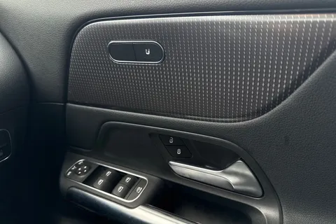 DX71KFZ Mercedes-Benz Gla 1.3 GLA200 Sport (Executive) 7G-DCT Euro 6 (s/s) 5dr Thumbnail #19