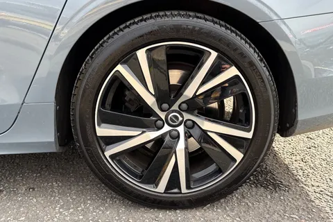 FG21ZZC Volvo S90 2.0h T8 Recharge 11.6kWh R-Design Saloon 4dr Petrol Plug-in Hybrid Auto AWD Euro 6 (s/s) (390 ps) Thumbnail #14
