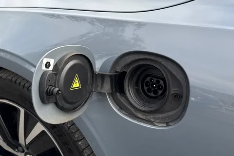 FG21ZZC Volvo S90 2.0h T8 Recharge 11.6kWh R-Design Saloon 4dr Petrol Plug-in Hybrid Auto AWD Euro 6 (s/s) (390 ps) Thumbnail #32