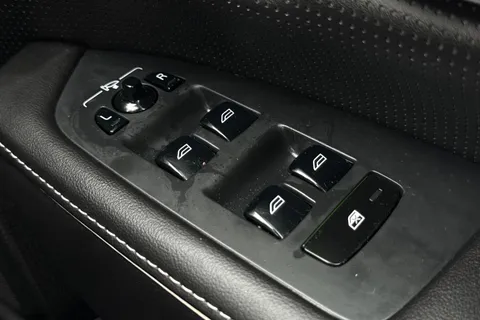 FG21ZZC Volvo S90 2.0h T8 Recharge 11.6kWh R-Design Saloon 4dr Petrol Plug-in Hybrid Auto AWD Euro 6 (s/s) (390 ps) Thumbnail #35