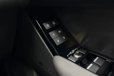 KS73YCJ Land Rover Range Rover Velar 2.0 P400e Dynamic SE 5dr Thumbnail #27