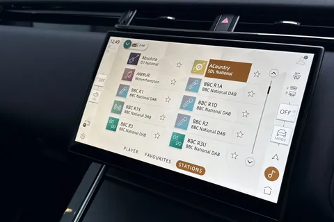 KS73YCJ Land Rover Range Rover Velar 2.0 P400e Dynamic SE 5dr Thumbnail #41