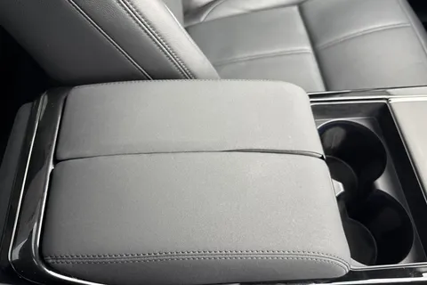 KS73YCJ Land Rover Range Rover Velar 2.0 P400e Dynamic SE 5dr Thumbnail #46