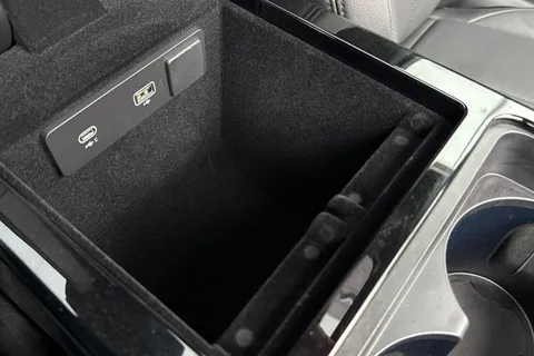 KS73YCJ Land Rover Range Rover Velar 2.0 P400e Dynamic SE 5dr Thumbnail #48