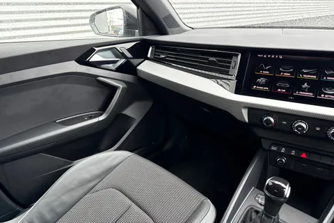 DX25URC Audi A1 Black Edition 30 TFSI 116 PS S tronic Thumbnail #21