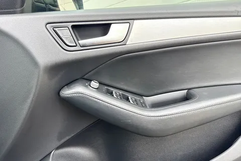 17 of 59 for Audi Q5 2.0 TDI S line quattro Euro 5 (s/s) 5dr