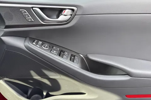 18 of 54 for Hyundai Ioniq 1.6 h-GDi Premium SE DCT Euro 6 (s/s) 5dr