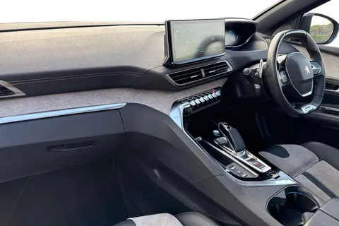 YD71UZF PEUGEOT 3008 1.6 13.2kWh GT e-EAT 4WD Euro 6 (s/s) 5dr Thumbnail #15