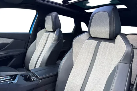 YD71UZF PEUGEOT 3008 1.6 13.2kWh GT e-EAT 4WD Euro 6 (s/s) 5dr Thumbnail #16