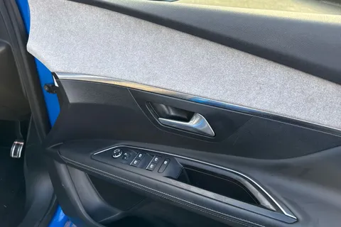 YD71UZF PEUGEOT 3008 1.6 13.2kWh GT e-EAT 4WD Euro 6 (s/s) 5dr Thumbnail #21