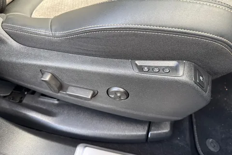 YD71UZF PEUGEOT 3008 1.6 13.2kWh GT e-EAT 4WD Euro 6 (s/s) 5dr Thumbnail #41