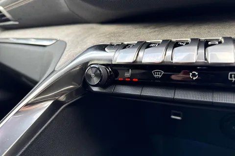 YD71UZF PEUGEOT 3008 1.6 13.2kWh GT e-EAT 4WD Euro 6 (s/s) 5dr Thumbnail #58