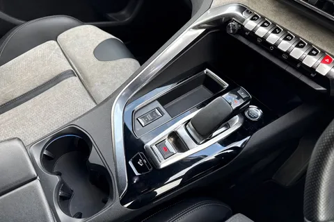 YD71UZF PEUGEOT 3008 1.6 13.2kWh GT e-EAT 4WD Euro 6 (s/s) 5dr Thumbnail #59