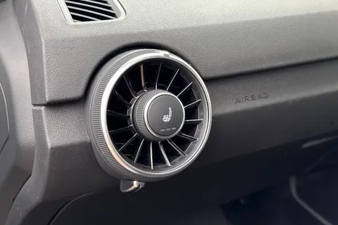 33 of 61 for Audi TT Coup- Black Edition 40 TFSI 197 PS S tronic