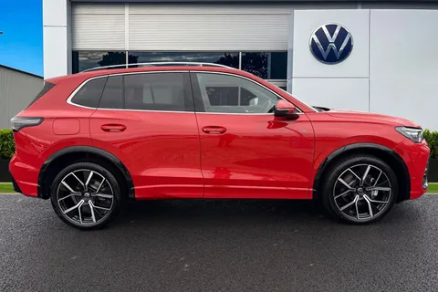 KP25RJZ Volkswagen Tiguan 2.0 TDI R-Line 5dr DSG **PAN ROOF+TOW BAR+IQ HEADLIGHTS+DRIVER ASSIST PACK* Thumbnail #4