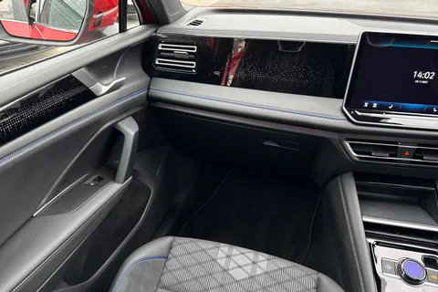 KP25RJZ Volkswagen Tiguan 2.0 TDI R-Line 5dr DSG **PAN ROOF+TOW BAR+IQ HEADLIGHTS+DRIVER ASSIST PACK* Thumbnail #16