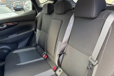 EO70FLJ Nissan Qashqai 1.3 DIG-T N-Connecta DCT Auto Euro 6 (s/s) 5dr Thumbnail #15