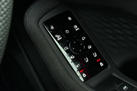 BG25EYP Audi A6 Avant Avant Launch Edition TDI quattro 204 PS S tronic Thumbnail #38