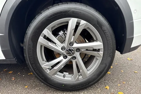 KO74HDV Volkswagen T-Roc 2.0 TDI 150 EVO R-Line 5dr DSG ⭐Winter Pack, Low TAX £195⭐ Thumbnail #23