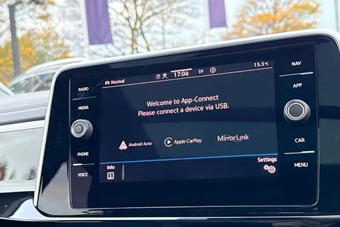 DF23YDG Volkswagen T-Roc 1.5 TSI R-Line 5dr DSG | Panoramic Sunroof | Heated Seats Thumbnail #31