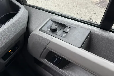 CX75HWO Volkswagen Crafter 2.0 TDI 177PS Commerce Plus High Roof Van Auto Thumbnail #8