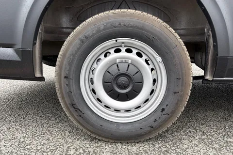 CX75HWO Volkswagen Crafter 2.0 TDI 177PS Commerce Plus High Roof Van Auto Thumbnail #21