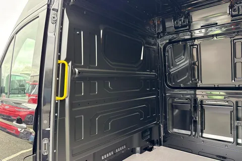 CX75HWO Volkswagen Crafter 2.0 TDI 177PS Commerce Plus High Roof Van Auto Thumbnail #43