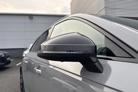 28 of 66 for Audi RS 4 Avant RS 4 Avant Carbon Black 450 PS tiptronic