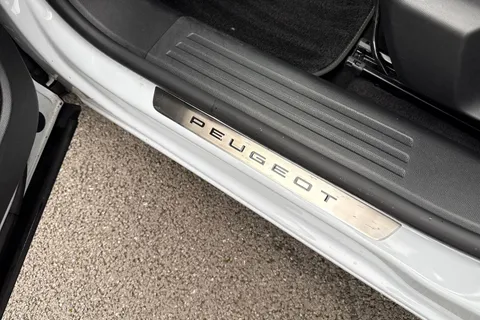 PF73CNV PEUGEOT 2008 1.2 PureTech GT EAT Euro 6 (s/s) 5dr Thumbnail #39