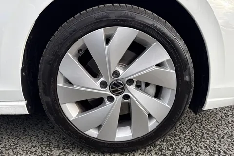 KP25HFW Volkswagen Golf 1.5 TSI 204 Style eHybrid 5dr DSG Thumbnail #8