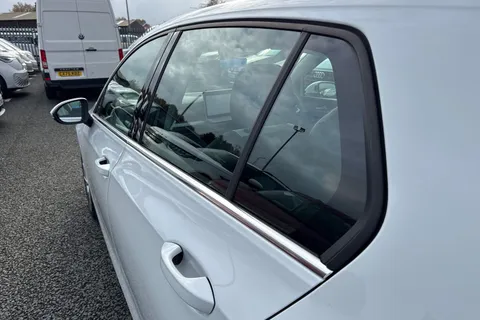 KP25HFW Volkswagen Golf 1.5 TSI 204 Style eHybrid 5dr DSG Thumbnail #35