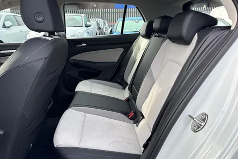 KP25HFW Volkswagen Golf 1.5 TSI 204 Style eHybrid 5dr DSG Thumbnail #36