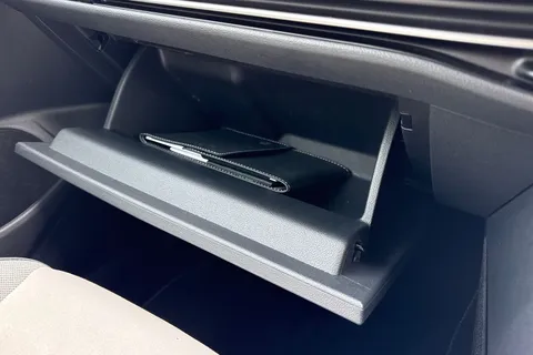 KP25HFW Volkswagen Golf 1.5 TSI 204 Style eHybrid 5dr DSG Thumbnail #45