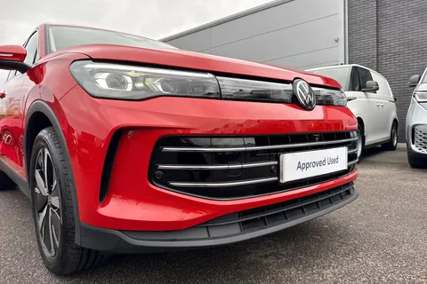 KP25EFY Volkswagen Tiguan 2.0 TDI Elegance 5dr DSG⭐Sunroof, IQ Matrix Light, Infotainment Pack Plus⭐ Thumbnail #9